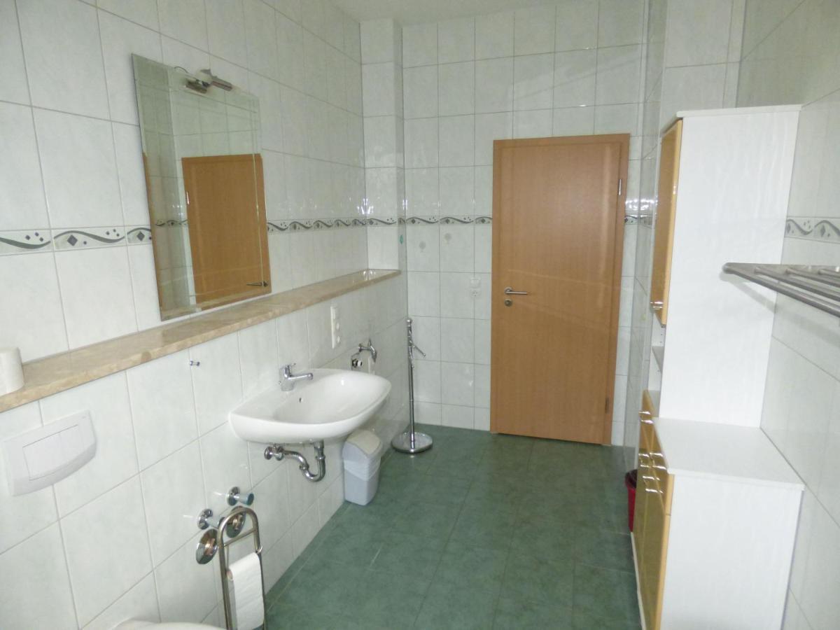 Sonnige-Ferienwohnung-100Qm-Im-1-Obergeschoss-Der-Villa-Walhall-In-Einem-Parkaehnlichen-Garten Sellin  Exterior foto